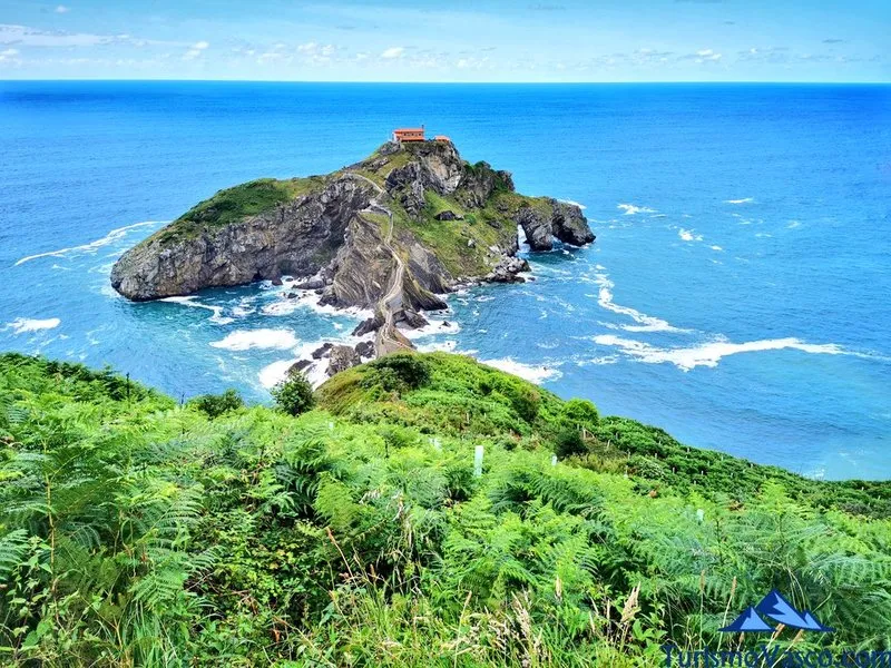 Vista de San Juan de Gaztelugatxe desde un mirador cercano