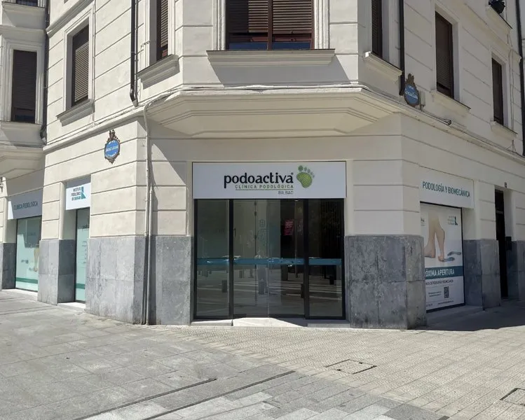 Profesional de Podoactiva Bilbao realizando un estudio de la pisada
