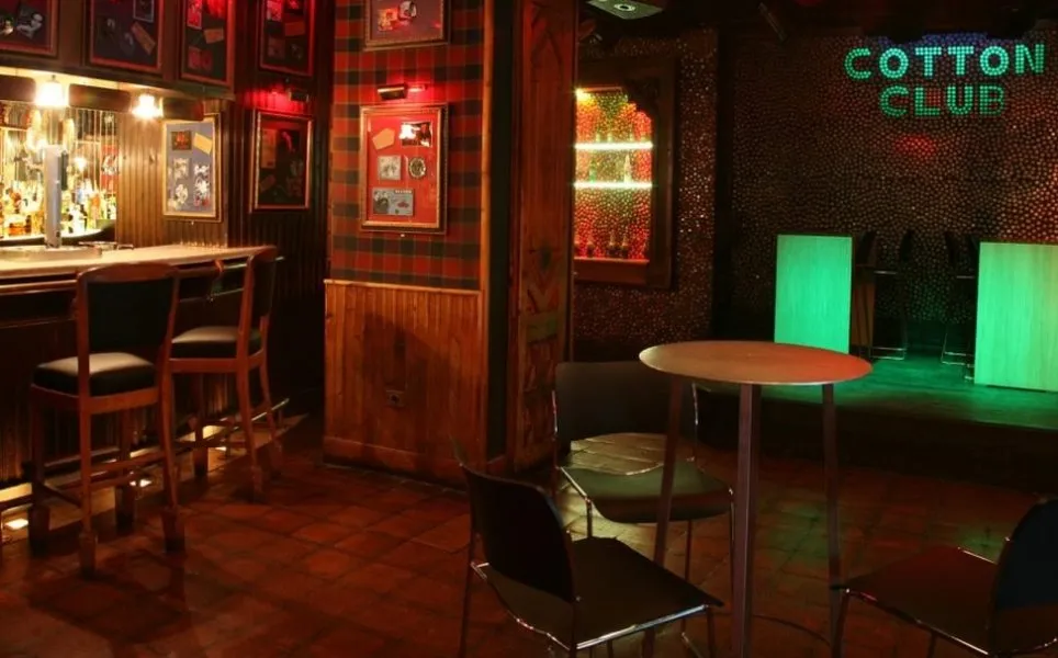 Interior del Cotton Club Bilbao con escenario