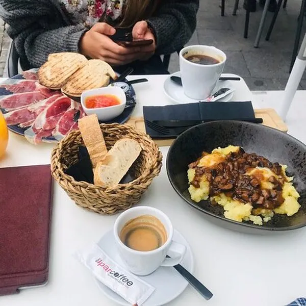 Un desayuno tradicional en un ambiente clásico de Bilbao, evocando la rica historia de la ciudad.